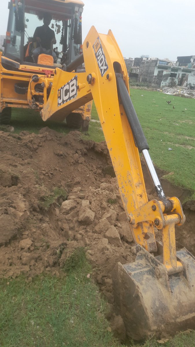 SourabhYaduva20's tweet image. पर्यावरण संघ नोएडा की टीम ने आज 17 जुलाई 2025 को गौमाता को श्रद्धांजलि अर्पित की, टीम को सुबह 7 बजे सूचना मिली ग्राम सरफाबाद सेक्टर 73 नोएडा में सड़क पर पड़ी हुई थी मृत शरीर गौ माता ,संघ के अध्यक्ष सौरव यादव मौके पर पहुँचे और जेसीबी की मदद से गौमाता को श्रद्धांजलि अर्पित की