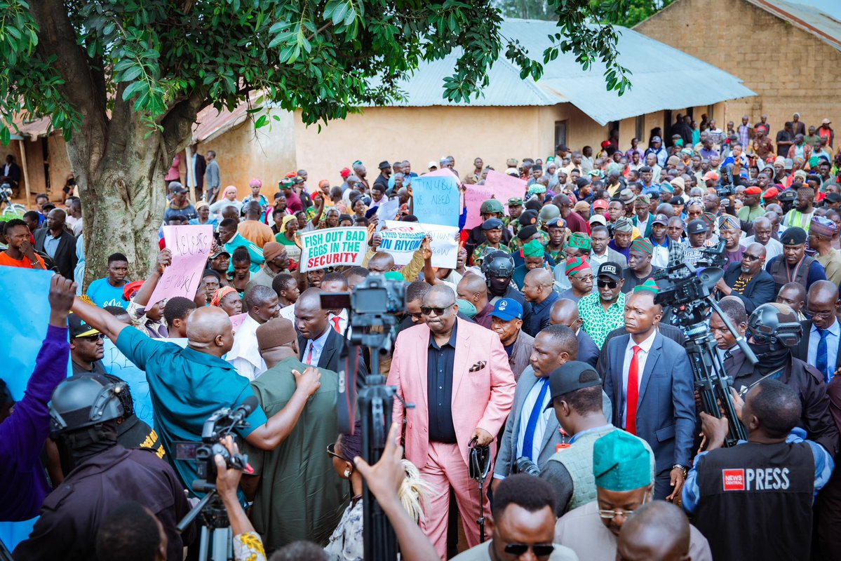 _TheTime_isNow_'s tweet image. GOVERNOR MUTFWANG VISITS ATTACKED COMMUNITIES IN RIYOM LGA, SYMPATHIZES WITH SURVIVORS, REAFFIRMS COMMITMENT TO PROTECT LIVES AND PROPERTY
It was a heart-wrenching and deeply emotional moment as the Executive Governor of Plateau State, His Excellency, Barr. Caleb Manasseh…