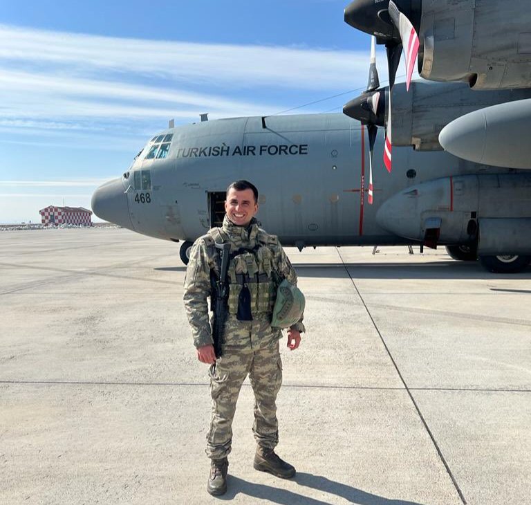 3 yıl önce bugün şehit oldu. Eşinin paylaşımı yüreğimi burktu;

"Gelemeyeceğin yolu beklemeye bir ömür verdim..."

Sizin bir günde unuttuğunuzu, bir ömür bekleyenleri unutmayın...

Şehit P.Teğmen Ömer Faruk Civelek
17.07.2022 | Pençe Kilit Harekatı