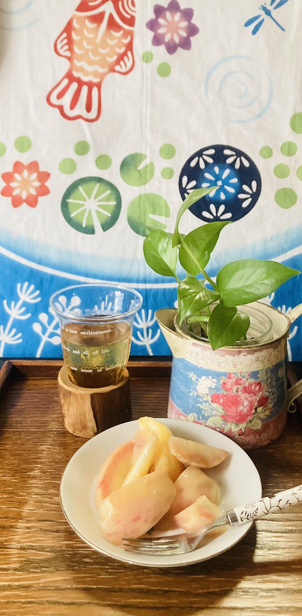 qx7dny's tweet image. #茶好連　#木漏れ日のお茶会　お盆中の月命日をうっかり忘れて、慌てて買った桃🍑　皮剥き方調べても、切り方検索しなかったのでボロボロに😅　甘味少ないけどジューシーでいい香り🎶　LUPICIAのパイナップルの麦茶と。こちらも香りと香ばしさが喉越しいい。涼しい風がブンブン
