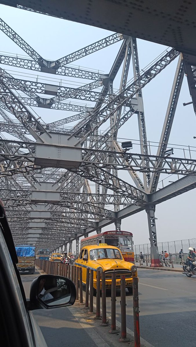 khushisingh__'s tweet image. Kolkata welcomed me with iconic views... and 99% humidity 😅☀️
Still worth every sweat drop.
#HowrahBridge #CityOfJoy