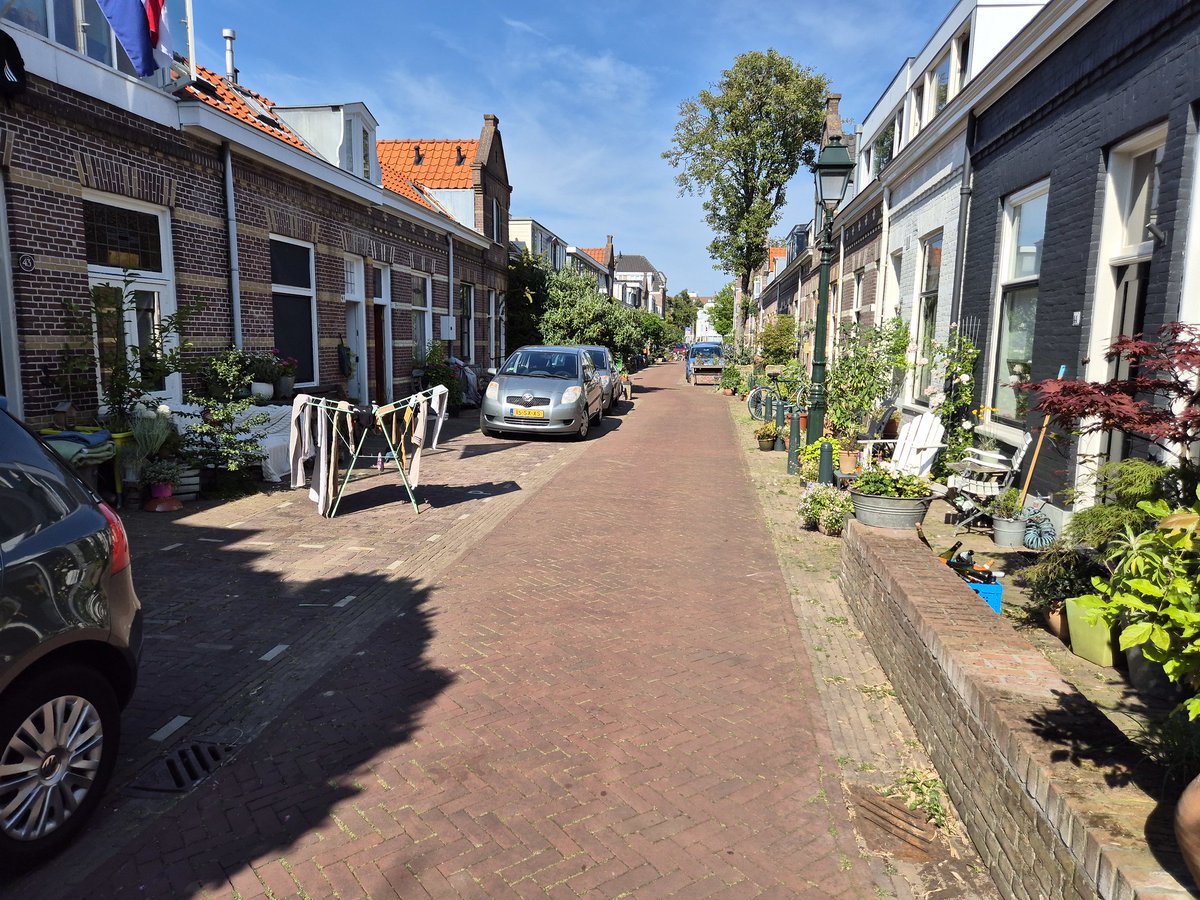 NandaSluijsmans's tweet image. Overdag de was drogen op de parkeerplaats, wanneer veel parkeerplaatsen toch leeg staan. Waarom niet? 🩳👚😃
Vind het eigenlijk best gezellig ogen.😎