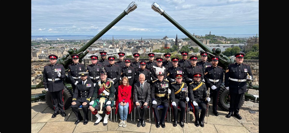 AlastairBruce_'s tweet image. Today is The Queen’s 78th birthday.
Last year, @GylesB1 was Guest of Honour at @edinburghcastle for Her Majesty’s 77th birthday Gun Salute.
And this salute prevented me from processing into House of Lords, as an herald, for first State Opening of this Parliament. So, current…