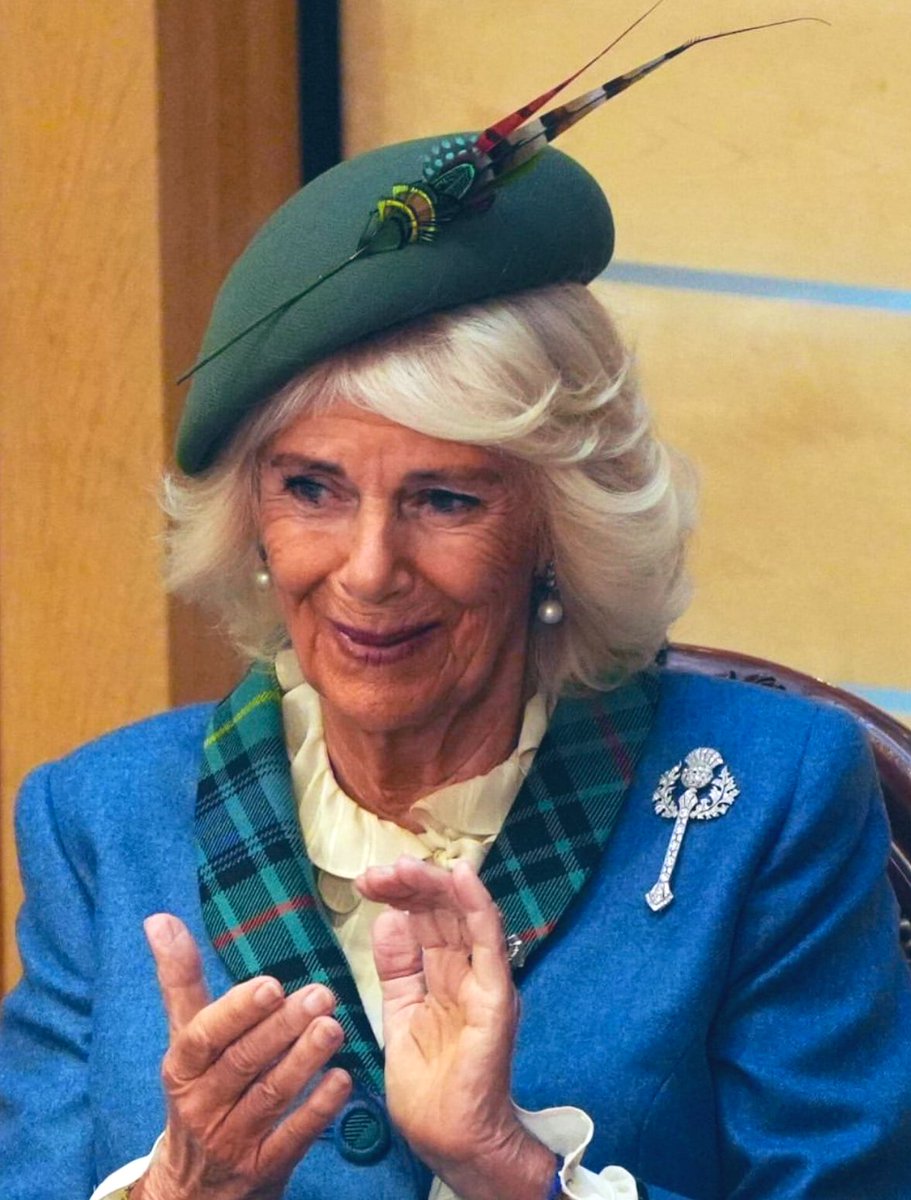 AlastairBruce_'s tweet image. Today is The Queen’s 78th birthday.
Last year, @GylesB1 was Guest of Honour at @edinburghcastle for Her Majesty’s 77th birthday Gun Salute.
And this salute prevented me from processing into House of Lords, as an herald, for first State Opening of this Parliament. So, current…