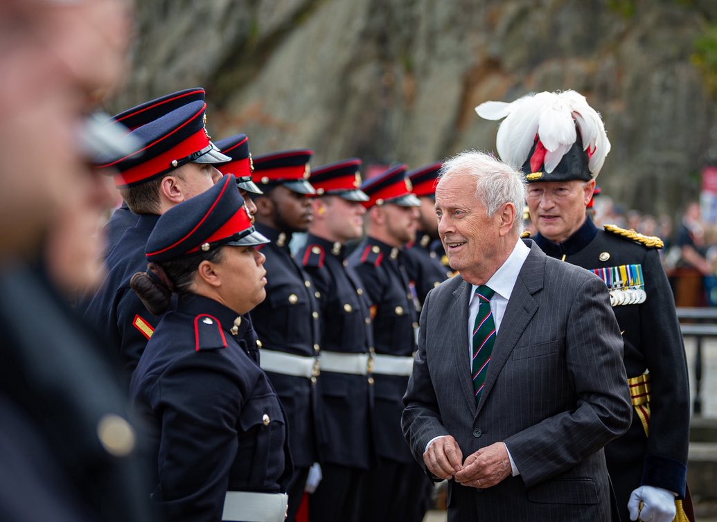 AlastairBruce_'s tweet image. Today is The Queen’s 78th birthday.
Last year, @GylesB1 was Guest of Honour at @edinburghcastle for Her Majesty’s 77th birthday Gun Salute.
And this salute prevented me from processing into House of Lords, as an herald, for first State Opening of this Parliament. So, current…