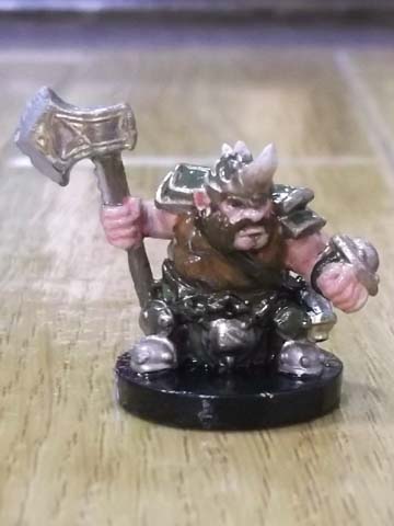 ドワーフ。
最近に塗ったものと、むか～しに塗ったもの。
塗料もカメラも変わったけど、腕も上がったかな。