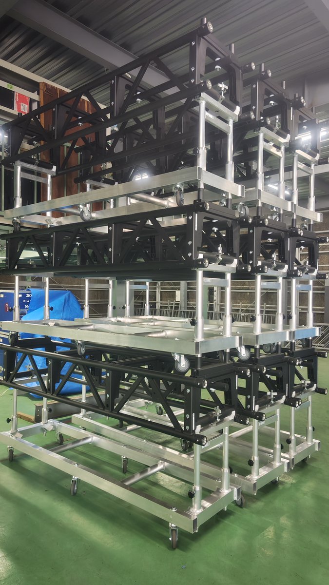 inc_engineer_2's tweet image. 人手不足で現場に入ってもらえる照明スタッフを集めるのに四苦八苦していますが、現場での負担軽減を目指して、トラス(Sixty82社/Alpha Truss)を導入することになりました。
灯体を吊ったまま運用するタイプです。
これで仕込み/バラシの負担が少しでも減れば良いですね。