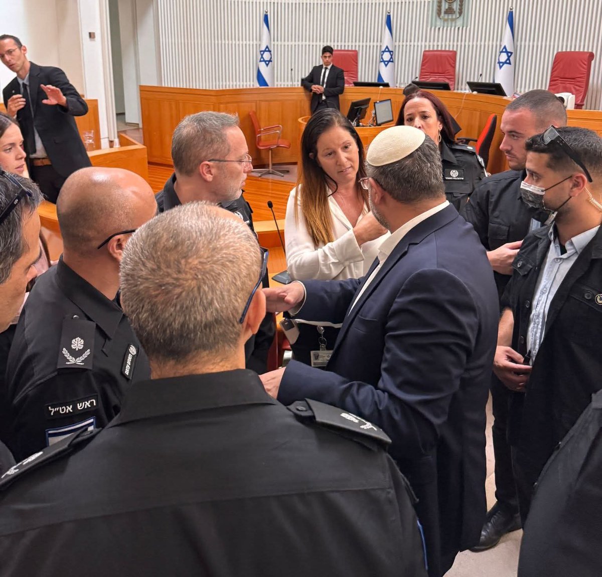 itamarbengvir's tweet image. הגעתי לבג"ץ לדיון הזוי בעתירת "האגודה לזכויות האזרח" בתנאי המחיה והכליאה של המחבלים.
בזמן שהחטופים שלנו בגיהנום - רעבים, מוכים, סובלים ייסורים קשים ואוכלים רבע פיתה ביום, שופטי בג״ץ בוחרים לעסוק הבוקר בזכויות של מחבלים. במקום לדון כיצד מחזקים את ההרתעה, הם שואלים את עצמם האם…