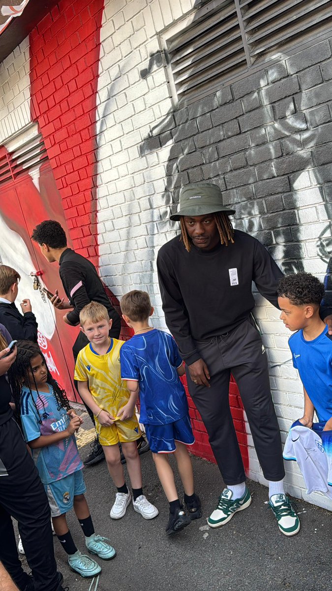 MurWalls's tweet image. Recently @EbereEze10 visited the @kirbyestate with his family to sign his mural and meet the residents 

#CPFC #Eze #streetart #mural