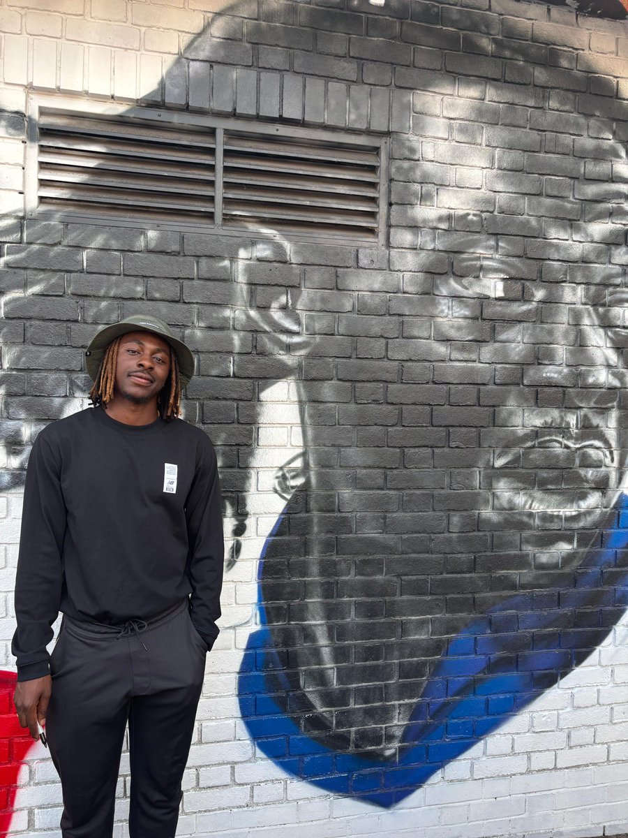 MurWalls's tweet image. Recently @EbereEze10 visited the @kirbyestate with his family to sign his mural and meet the residents 

#CPFC #Eze #streetart #mural