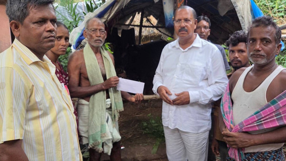 ajoy_kumar_rout's tweet photo. #ପାଟକୁରା ନିର୍ବାଚନ ମଣ୍ଡଳୀ #ଗରଦପୁର ବ୍ଲକ ଅନ୍ତର୍ଗତ #ତଳକୁସୁମା ପଞ୍ଚାୟତ ର ବଙ୍ଗାରୀ ଗ୍ରାମର ରୁଷ ସ୍ୱାଇଁ ଙ୍କ ଗୁହାଳ  ଅଗ୍ନି  କାଣ୍ଡରେ ସମ୍ପୂର୍ଣ ନଷ୍ଟ ହୋଇ ଯାଇଛି l ଏହି ଅଗ୍ନି କାଣ୍ଡରେ ୨ ଟି ଗାଇ ଙ୍କ ମୃତ୍ୟୁ ହେବା ସହିତ ଅନ୍ୟ ଗାଈ ଗୁଡିକ ଗଭୀର ଆହତ ହୋଇଛନ୍ତି l(୧/୨) https://t.co/hFOew3gPvV