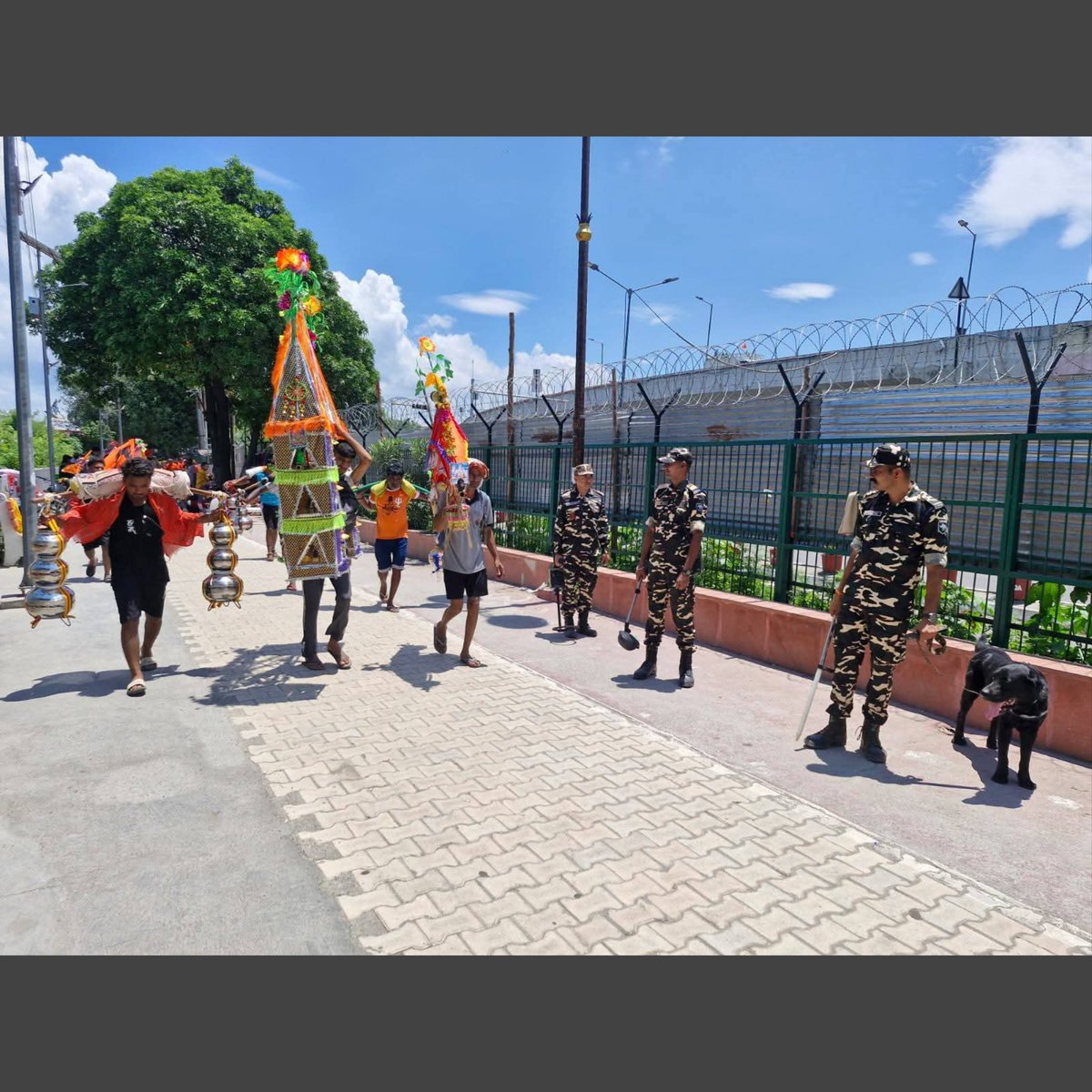 DefenceNewsOfIN's tweet image. 🚩 #KanwarYatra2025 – Haridwar 🚩 #SecurityCommitment
"भोले की राहों पर सुरक्षा का पहरा,
कांवड़ यात्रियों के लिए हरदम तैयार।
#SSB और #UttarakhandPolice का साथ, सावन की कांवड़ यात्रा में सुरक्षा का विश्वास।"