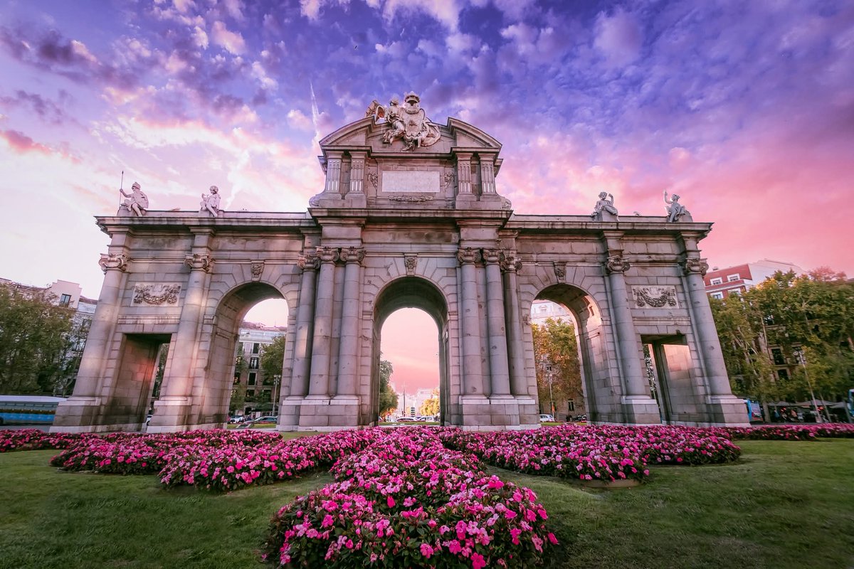 Avanteditorial's tweet image. 💥 En Madrid hasta los secretos tienen versos y las calles susurran nombres que nunca se olvidan.
bit.ly/3TJAX5K
(Fuentes informadas)
✨ Memoria desordenada. Canto para una ciudad ✨
Pedro Solans, poeta y viajero, dedica un canto visceral y apasionado a Madrid tras su…