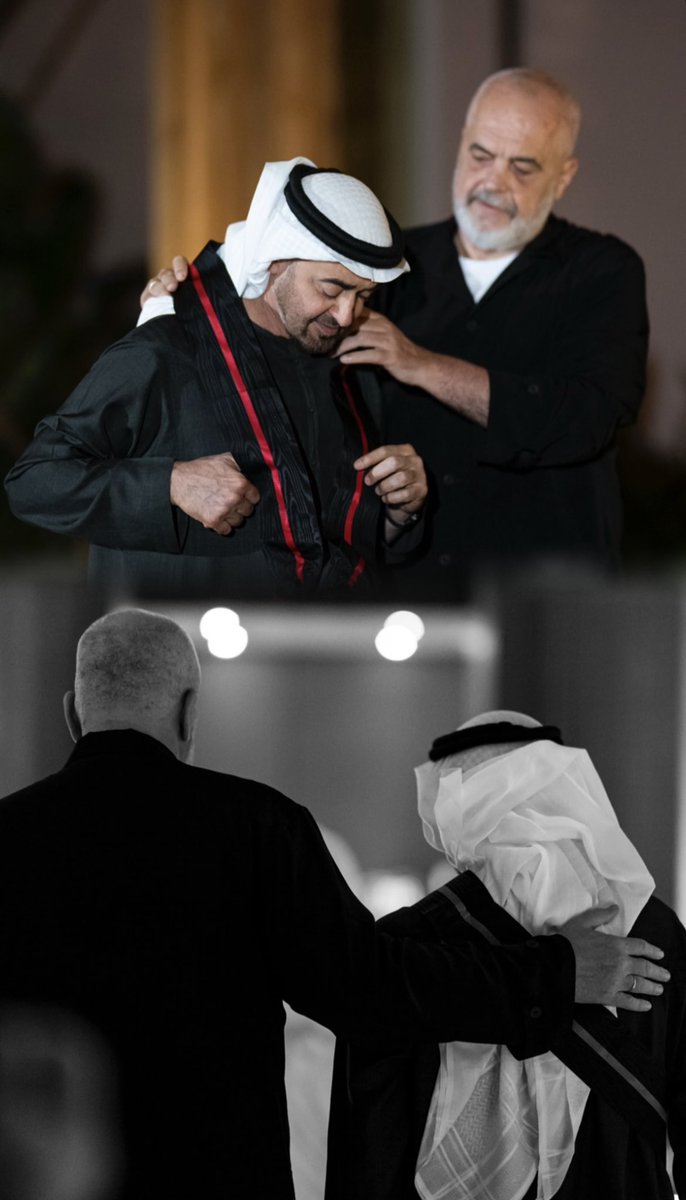رجـل الـسـلام الأول ..♥️🇦🇪
#التاريخ_يفخر_بمحمد_بن_زايد