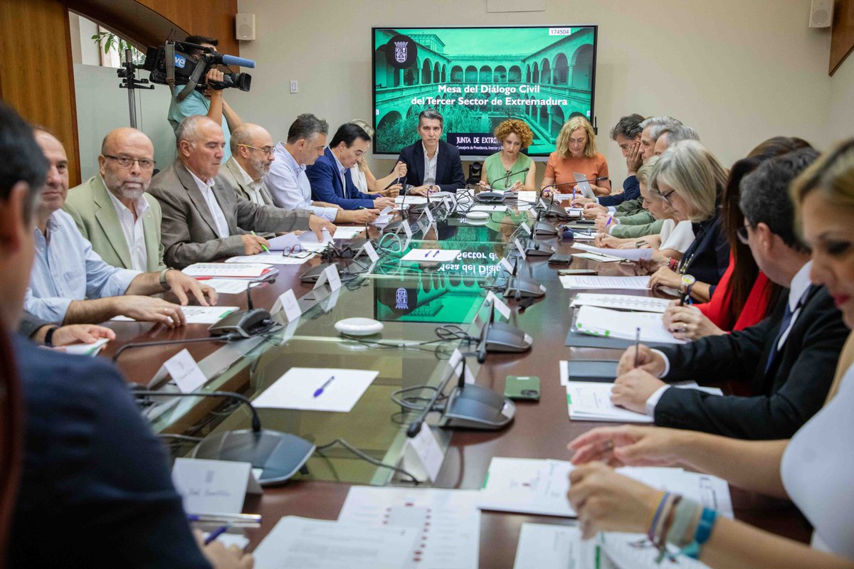 PTSExtremadura's tweet image. ✨ Reunión de la Mesa del Diálogo Civil del Tercer Sector de Extremadura (16/07/25) ✨
🔍 Objetivo: Fortalecer la colaboración entre la Junta de Extremadura y las entidades sociales.
💪 Compromiso: Impulsar políticas de cohesión social, igualdad y derechos para los extremeños.