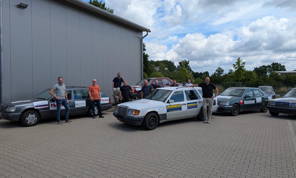 Warendorfer Schrauber machen Rallye-Fahrzeuge startklar: Die Charity-Rallye „Dust &amp; Diesel“ startet mit Teilnehmern aus Warendorf und bringt gespendete Autos nach Mauretanien. dlvr.it/TLyZTs