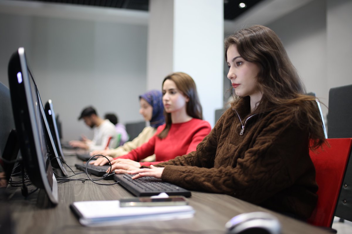 📌Hasan Kalyoncu Üniversitesi Yeni Ön Lisans ve Lisans Programlarıyla Büyümeye Devam Ediyor

2008 yılında Gaziantep’in ve bölgenin ilk vakıf üniversitesi olarak kurulan Hasan Kalyoncu Üniversitesi (HKÜ), açtığı yeni fakülte, bölüm ve programlar ile büyümeye devam ediyor.