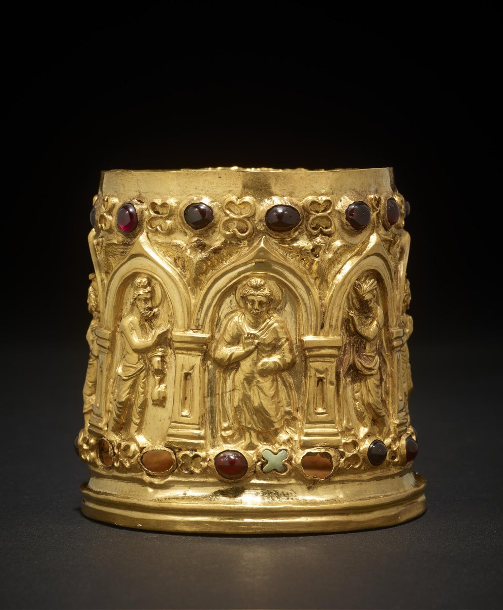 ssharadmohhan's tweet image. This c100 AD 'Bimaran Casket' from #Afghanistan now on view at the ongoing @britishmuseum exhibition 'Ancient India: Living Traditions' might represent the earliest datable image of #Buddha as a man, as earlier objects represented Him symbolically as a Footprint or a Tree