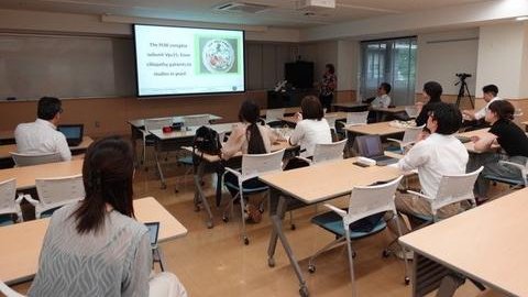 KSUseimei's tweet image. バイオフォーラムを開催しました!(6月24日)
ストラスブール大学のSylvie Friant博士を本学生命科学部に招聘し、「The PI3K complex subunit Vps15: from ciliopathy patients to studies in yeast」というタイトルでセミナーをしていただきました。
kyoto-su.ac.jp/news/news-0012…