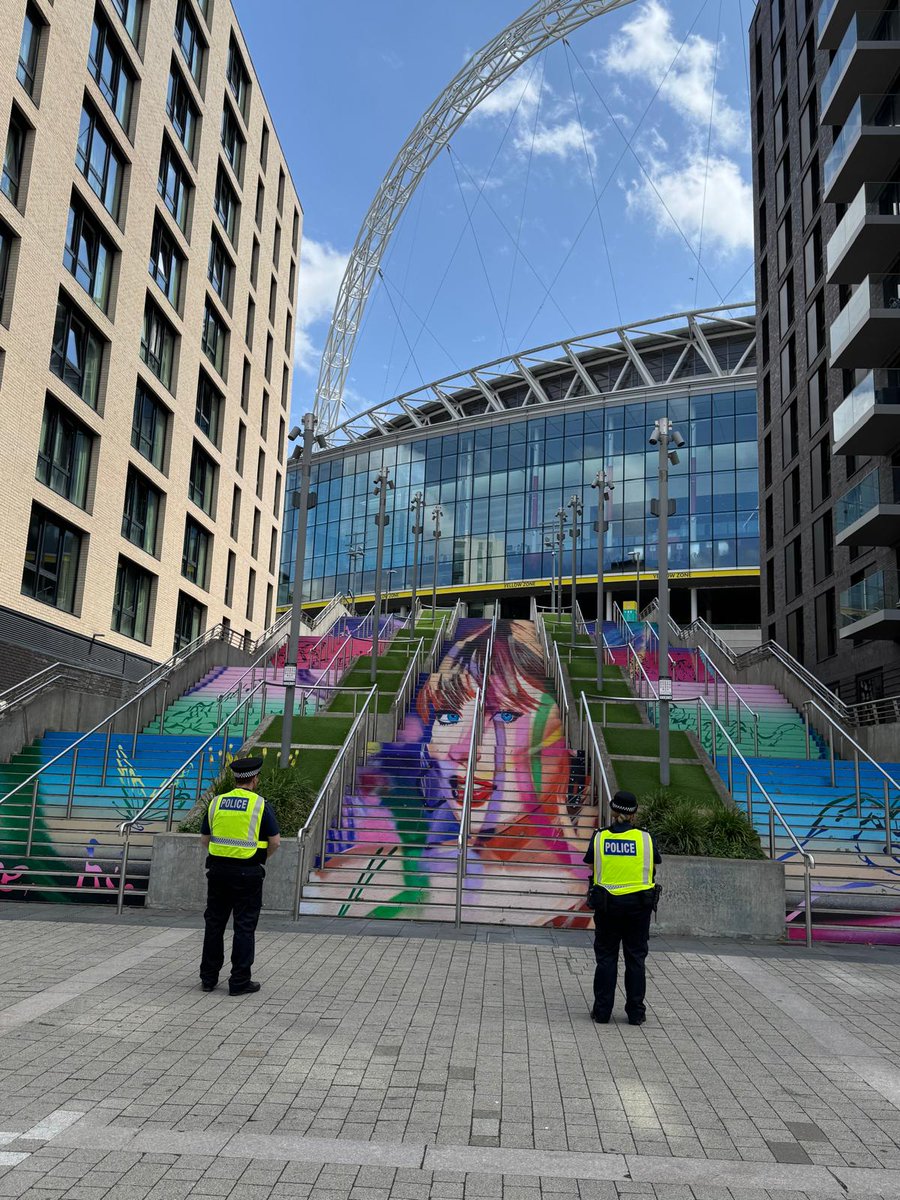 MPSBrent's tweet image. Our specially trained #ProjectServator officers are deploying around #Wembley. They can be there any day, any time in uniform and plain clothes, working alongside security, CCTV, Businesses and visitors reassuring and keeping Londoners safe.
USYK v DUBOIS @wembleystadium