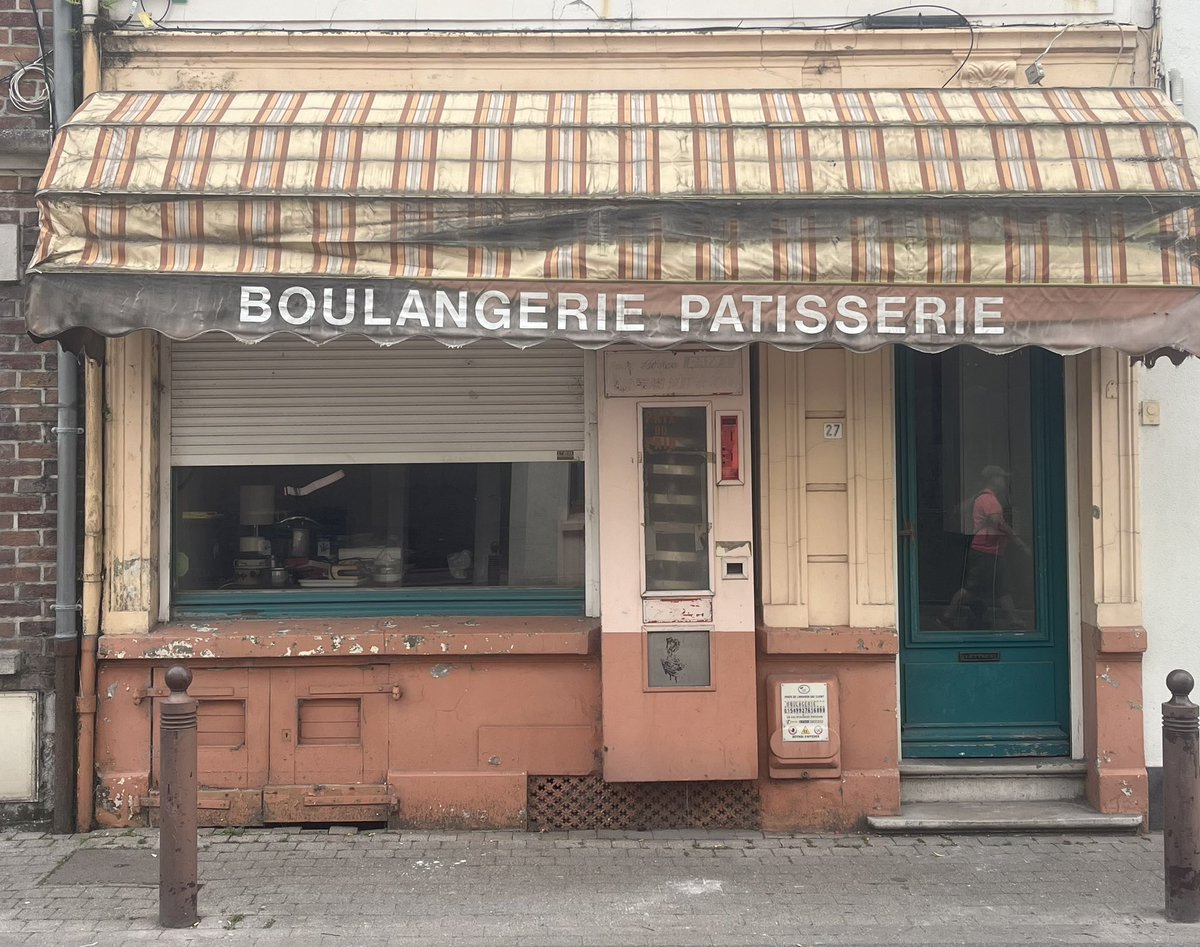 helengoth's tweet image. As it’s the #TdF at the moment here’s a very French setting for this week’s #AdoorableThursday! Spotted in Guînes.
#GrimArt