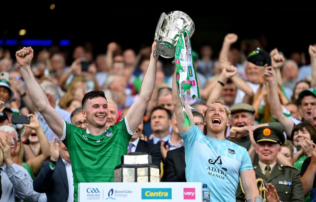 LimerickFanPage's tweet photo. ON THIS DAY: 3 years ago
July 17th 2022; Declan Hannon and Cian Lynch lift the Liam MacCarthy Cup after our memorable final win over Kilkenny at Croke Park secures 3-in-a-row titles for the Shannonsiders
Photo by Stephen McCarthy/Sportsfile https://t.co/2YtzCCxxPO