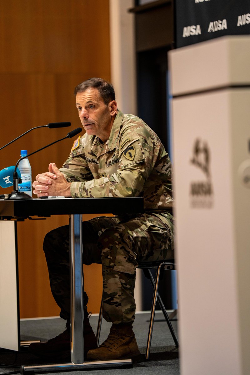 USArmyEURAF's tweet image. 🤔 What defense questions do you have?
Gen. Donahue, #ThisisUSAREURAF, addressed the 🎤 media at #LANDEURO yesterday, discussing interoperability, force posture & the MAVEN Smart System (MSS) – modernizing battlefield ops! 🚀
#SwordOfFreedom | #WeAreNATO