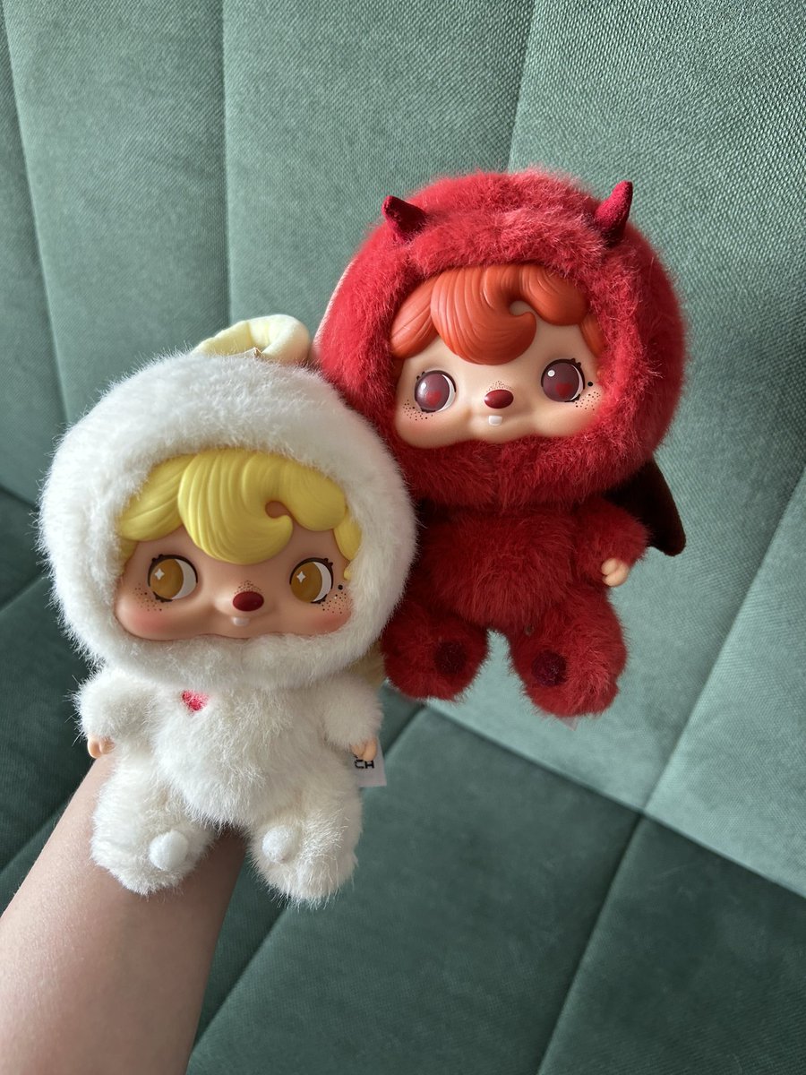 elkmrlos's tweet image. guys, i have a treasure for you?? if you’re not into labubu but still want a cool blind box keychain, i just pulled these two!! little devil and guardian angel. they’re insanely cute and so good omens coded
(they have MATCHING HEARTS!!!)