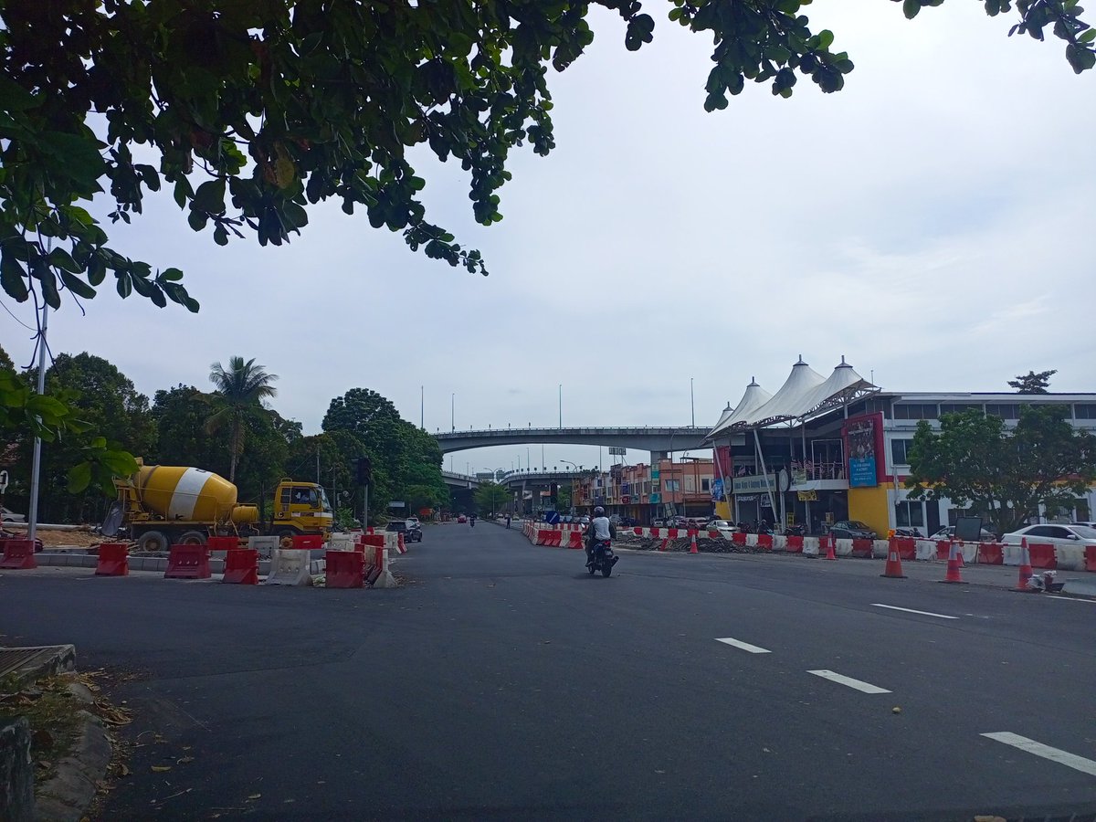 1Ampang's tweet photo. Nampak gayanya dah tak boleh masuk dari Satay Station ke Aeon Big. Kena buat U-turn kat Lembah Jaya dulu untuk ke Aeon Big dan kawasan2 berdekatan. Kesian penduduk tapi tetap tidak dipedulikan. Hidup developer, hidup wakil rakyat. https://t.co/hg10BIQFtm