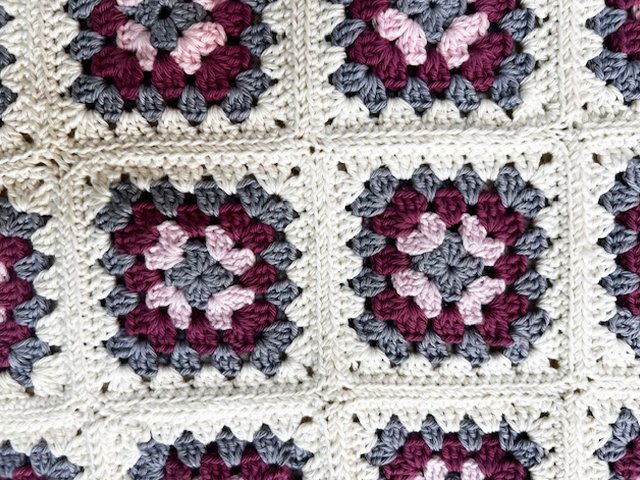 FALDA #GRANNY DE MONTSE EN QUESECOSE

El sencillo “Granny de la abuela” da para mucho.

Mira qué bien le ha quedado esta faldita a nuestra alumna Montse, tejida para la nieta de su amiga. 👏👏

Está tejida con algodón 100% “Capri” de <a href="/KatiaYarns/">Katia Yarns & Fabrics</a> 🧶, perfecto para este tipo de