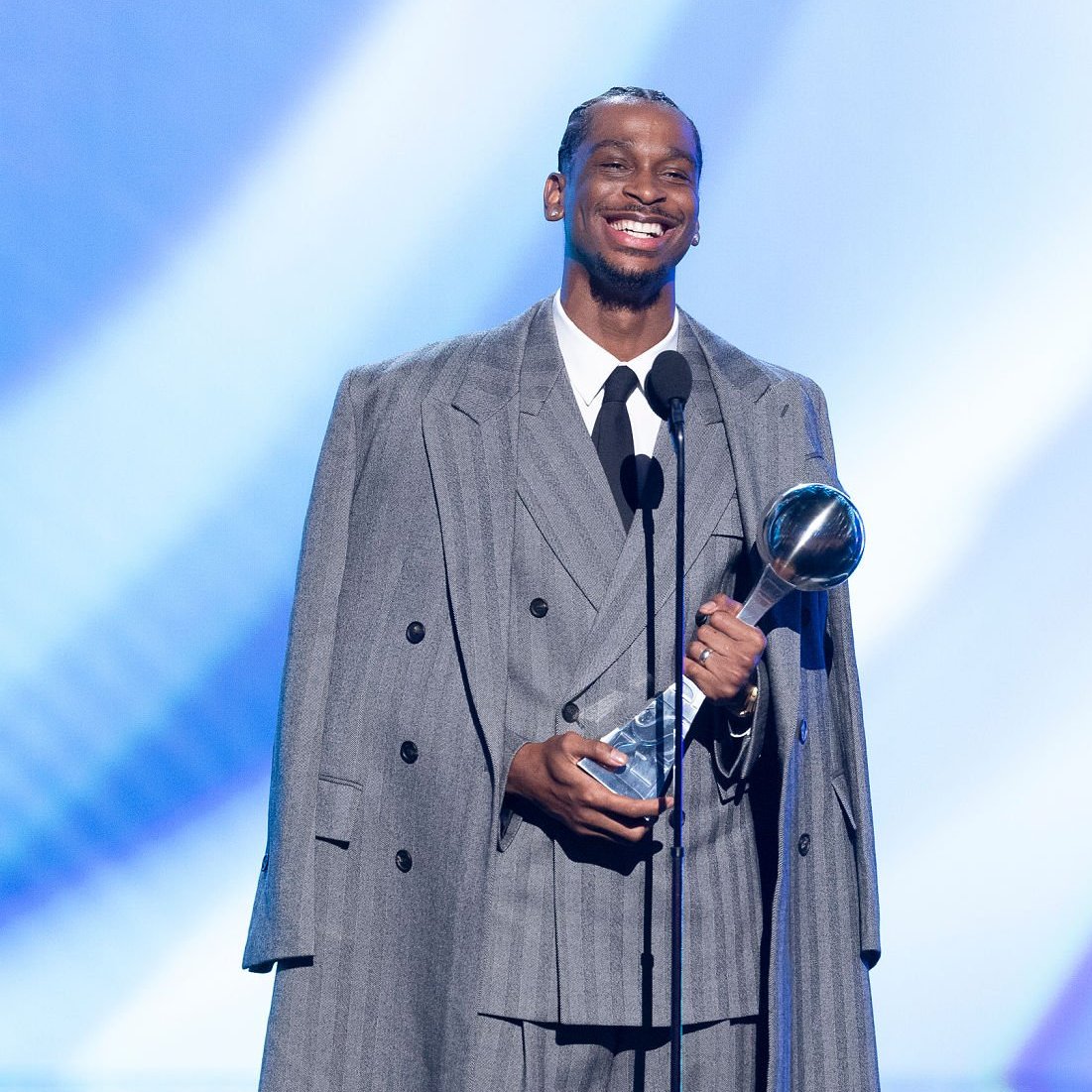 Basket_Infos's tweet image. 🏆 C'était les ESPYS cette nuit et Shai Gilgeous-Alexander a ajouté encore des trophées à son incroyable collection cette année.
Il décroche celui de meilleur joueur NBA et de meilleur athlète masculin de l'année.
Cooper Flagg est lui élu meilleur athlète universitaire, quant…
