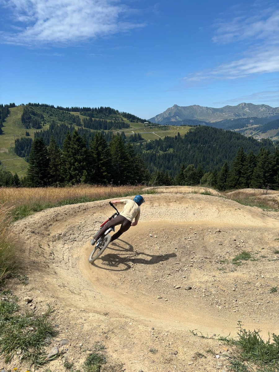 callumjames_EE's tweet image. Mega day out to Les Gets yesterday!
Some quality natural singletrack at Pléney, before riding some bike park corners