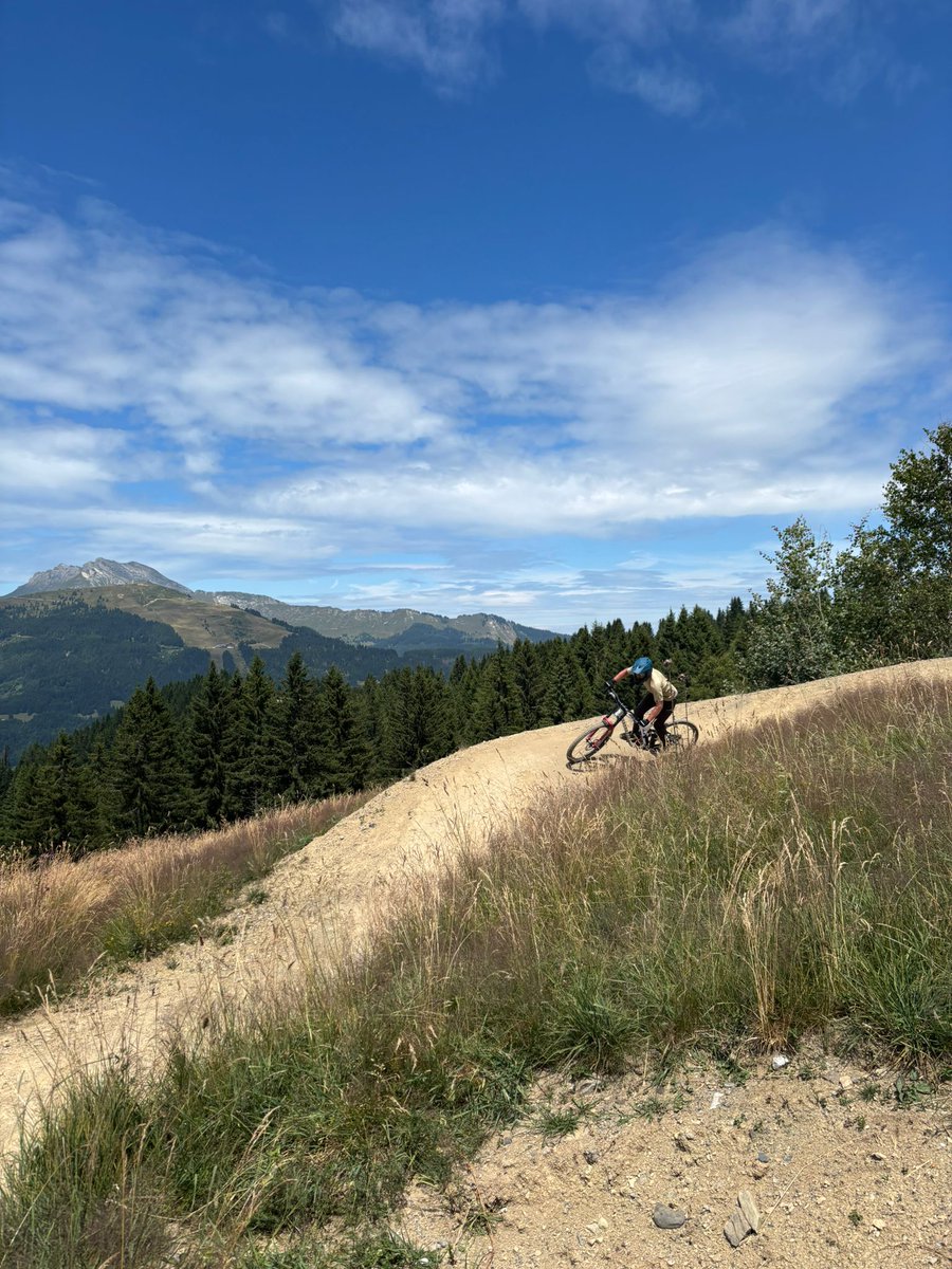 callumjames_EE's tweet image. Mega day out to Les Gets yesterday!
Some quality natural singletrack at Pléney, before riding some bike park corners