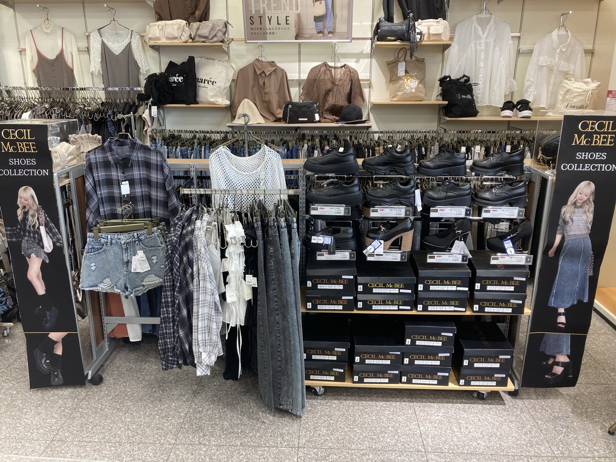 CECIL McBEE×ディバロ‼
7/15（火）～CECIL McBEE とコラボした商品が発売中📷
（アズタウン千音寺店、ガーデンモール木津川店は7/19（土）～発売） 
スニーカーや今から使えるサンダル等多数取り扱い中✨
詳しくはこちら▼
instagram.com/p/DL9qDLshPv8/…