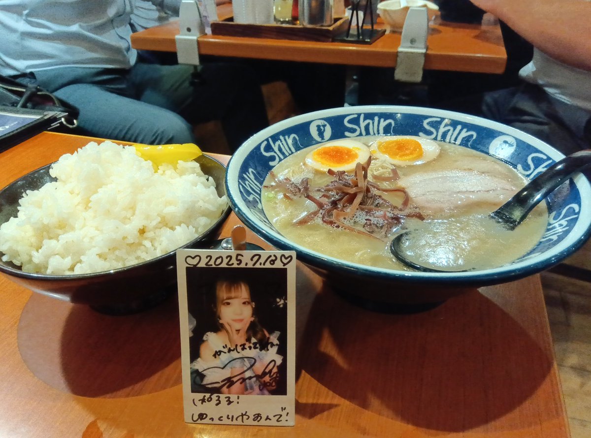 そういえば先日、いただきますチェキ作ってなかったね!?って話になってさっそく作って初撮影！笑伝説の１日から一夜明けてのshinshinラーメンにて！笑