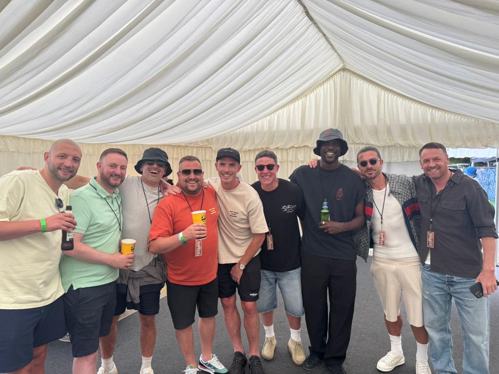 Couple of ex Villa players with my son at Oasis concert last night UTV ⚽⚽