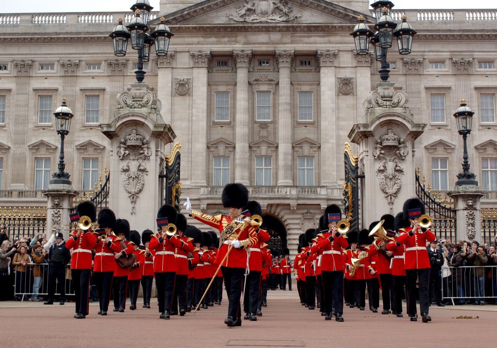 ArmyInLondon's tweet image. Wishing Her Majesty The Queen a very happy birthday!
The King’s Troop Royal Horse Artillery @KingsTroopRHA will fire a 41 Gun Salute in The Green Park with the Band of the Scots Guards at 12 noon, and @HACRegiment will fire a 62 Gun Salute at Tower Wharf at 1pm.
@RoyalFamily
