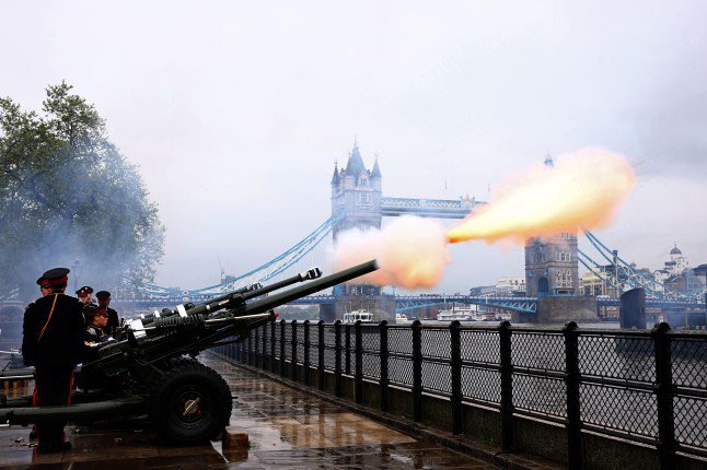 ArmyInLondon's tweet image. Wishing Her Majesty The Queen a very happy birthday!
The King’s Troop Royal Horse Artillery @KingsTroopRHA will fire a 41 Gun Salute in The Green Park with the Band of the Scots Guards at 12 noon, and @HACRegiment will fire a 62 Gun Salute at Tower Wharf at 1pm.
@RoyalFamily