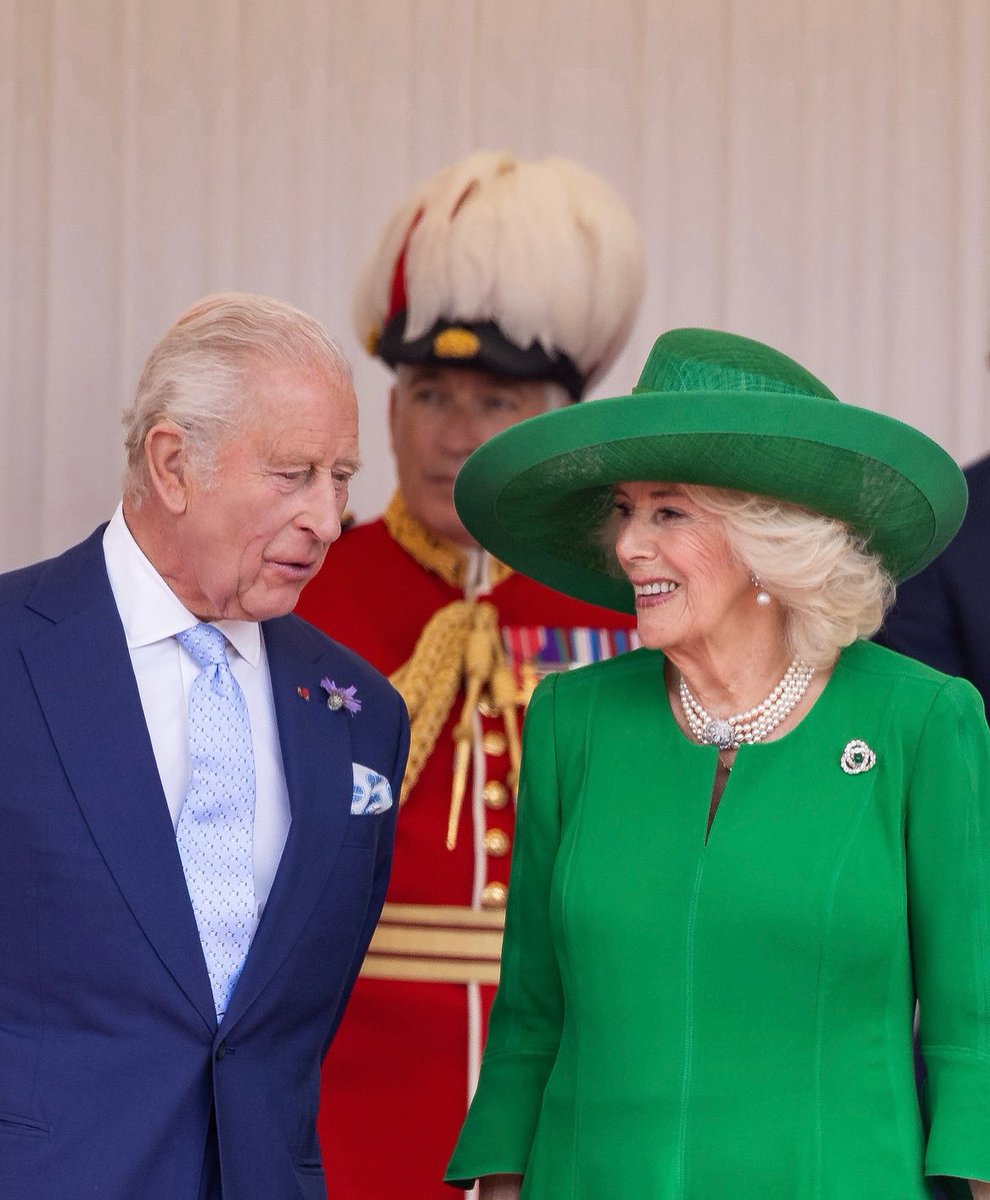ArmyInLondon's tweet image. Wishing Her Majesty The Queen a very happy birthday!
The King’s Troop Royal Horse Artillery @KingsTroopRHA will fire a 41 Gun Salute in The Green Park with the Band of the Scots Guards at 12 noon, and @HACRegiment will fire a 62 Gun Salute at Tower Wharf at 1pm.
@RoyalFamily