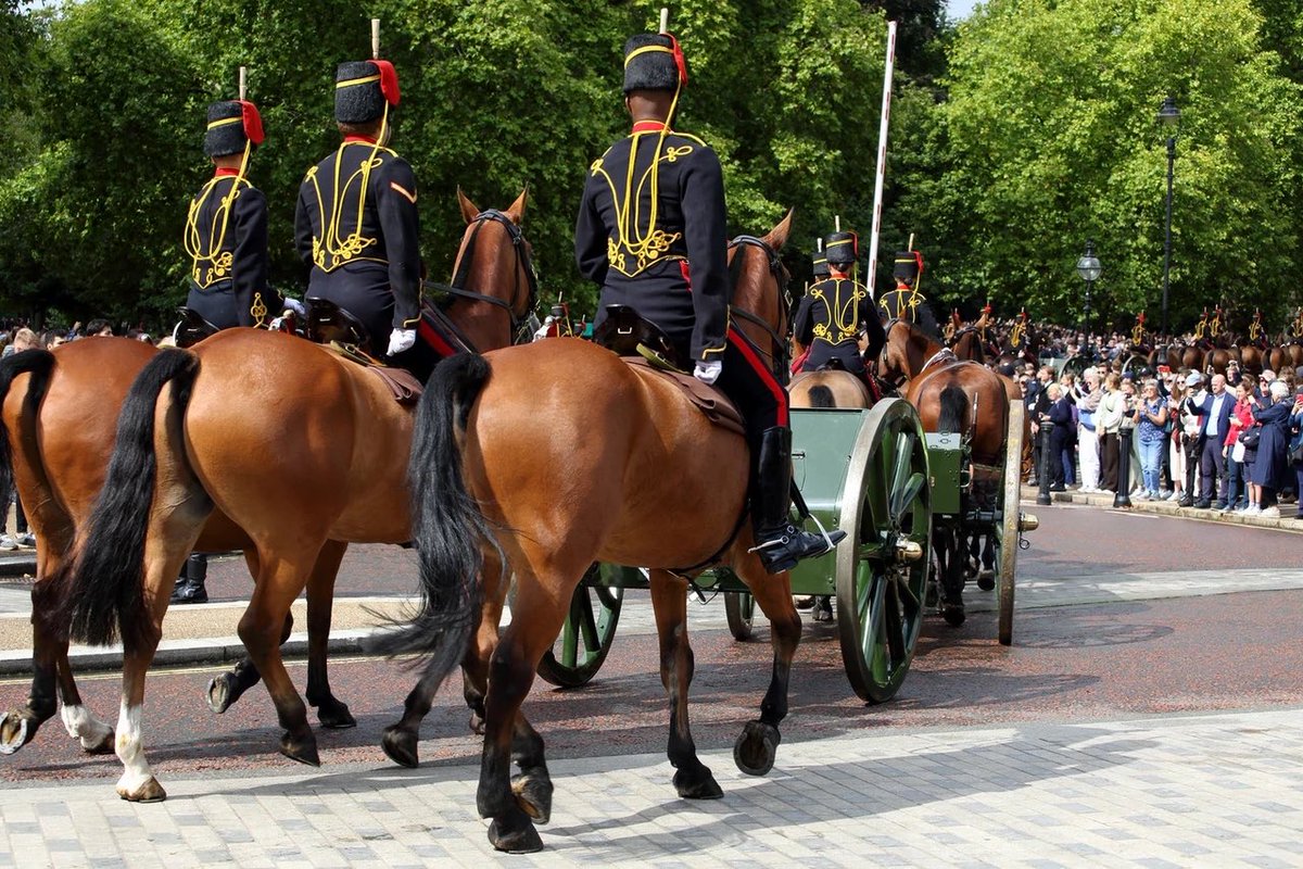 ArmyInLondon's tweet image. Wishing Her Majesty The Queen a very happy birthday!
The King’s Troop Royal Horse Artillery @KingsTroopRHA will fire a 41 Gun Salute in The Green Park with the Band of the Scots Guards at 12 noon, and @HACRegiment will fire a 62 Gun Salute at Tower Wharf at 1pm.
@RoyalFamily