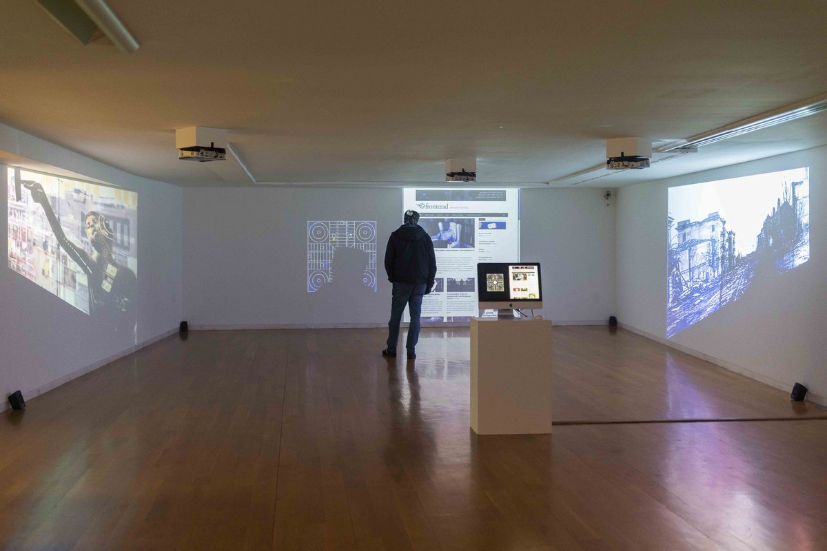 CGACSantiago's tweet image. A videoinstalación interactiva 'Arenas movedizas' (2008) convídanos a converternos en usuarios ou xogadores, confrontándonos con noticias verdadeiras que parecen falsas e viceversa.
Descubre esta peza na exposición 'Resignificacións' de Concha Jerez e José Iges. ✨