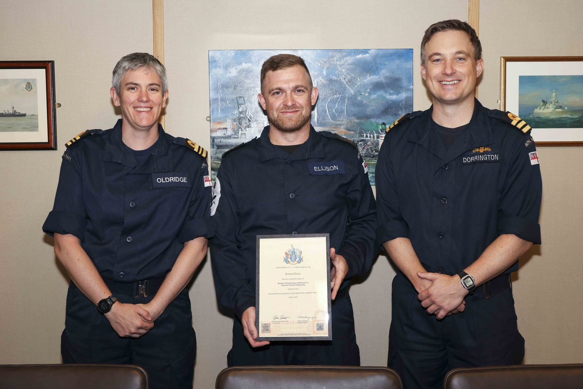 HMSDauntless's tweet image. Congrats to POET (ME) Ellison on being awarded a BEng with Honours in Electronic Systems Engineering (1st Class) from University of Portsmouth. Being deployed on #CSG25 he will miss graduation so he has been presented his certificate by the CO
#awesoME
@portsmouthuni @HMSsultan