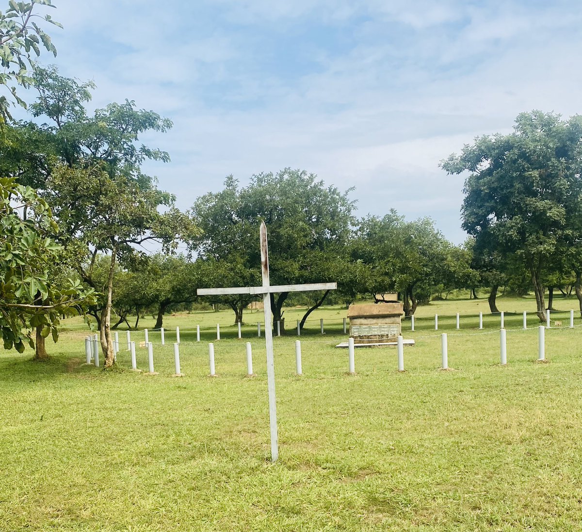 EscapeSafaris_'s tweet image. Good morning from the centre of uganda🇺🇬.
As we still transverse through the pearl, today we looked in here #AMOLATOR
Its calculated that from this place to all corners of uganda covers the same distance
#EscapeExperience
#VistAmolator