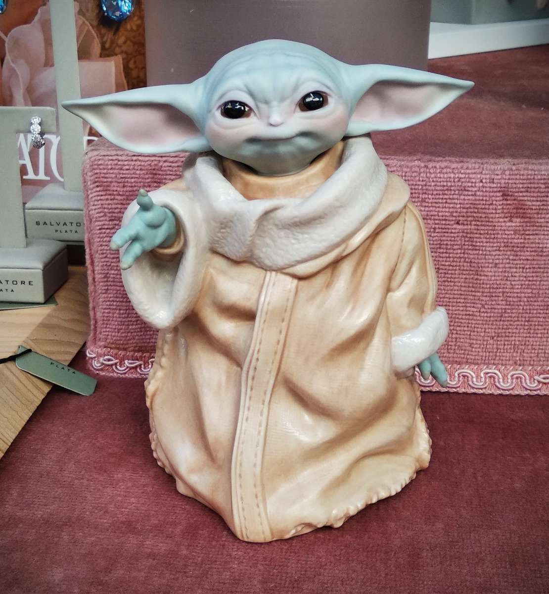 pablogonz68's tweet image. Si me queréis de verdad, compradme el Yoda de Lladró.
#starwars