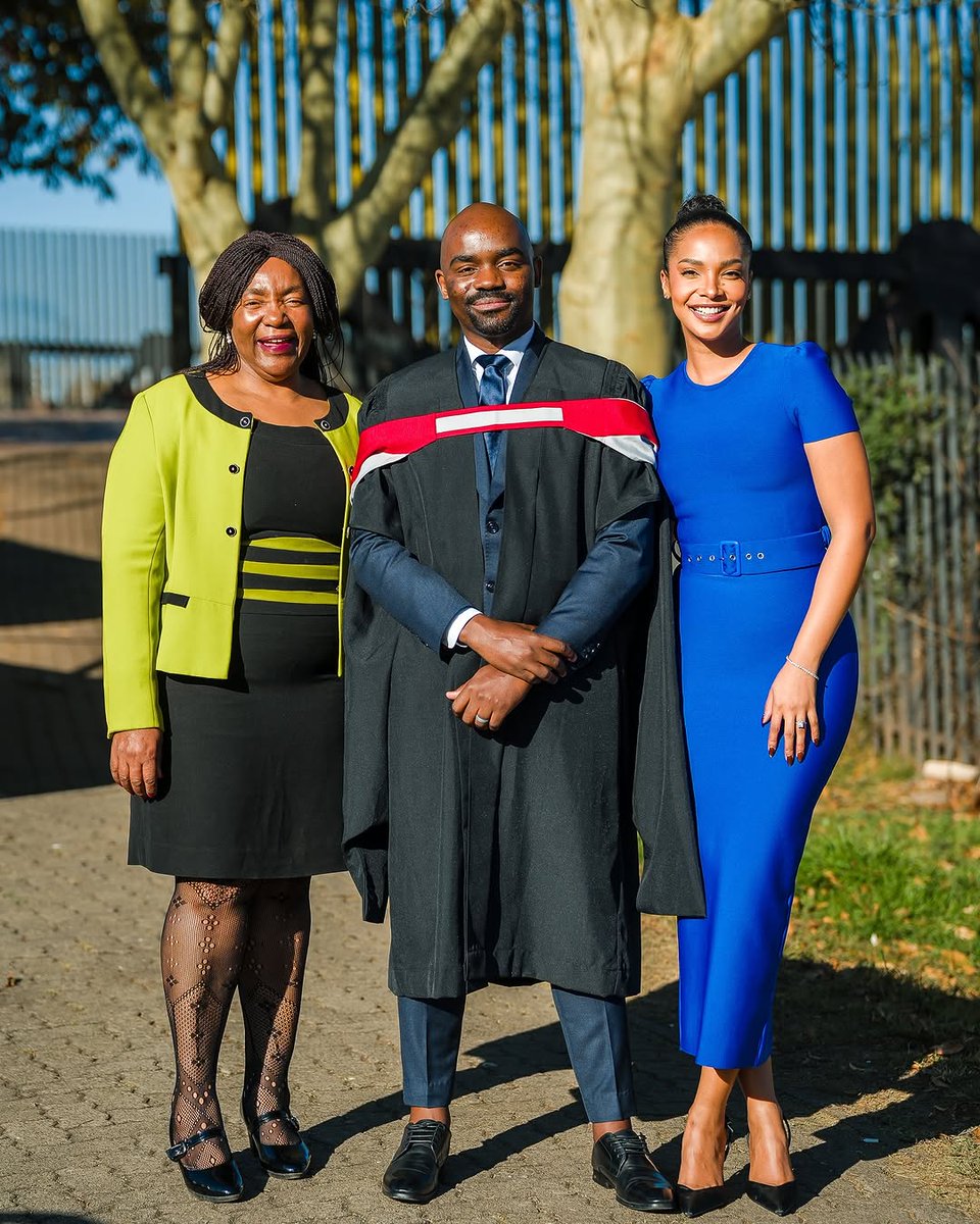 MDNnewss's tweet image. Dr Musa Mthombeni graduates with a Master’s degree in Medicine.