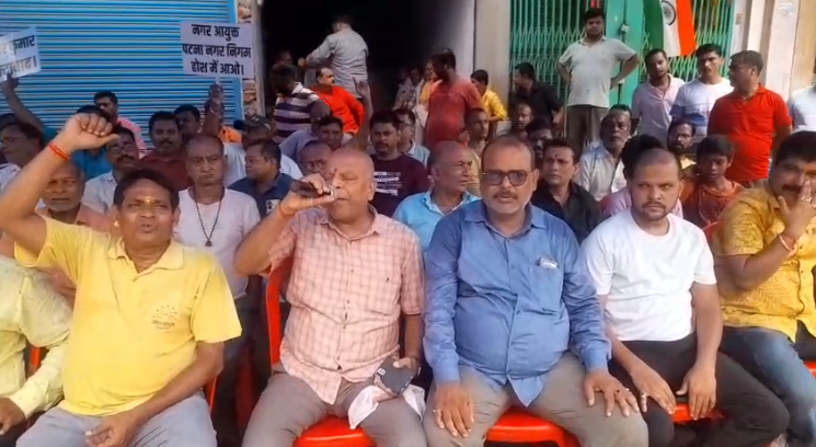DarshNews's tweet photo. पटना मेयर पुत्र की गिरफ्तारी को लेकर तूल पकड़ा मामला, निगम गेट पर धरना प्रदर्शन... https://t.co/ADWkCbsb2h
#Bihar #BiharNews #patna #PatnaNews #patnamayor #sitasahunews #PatnaNagarNigam https://t.co/My2p2zVeYb