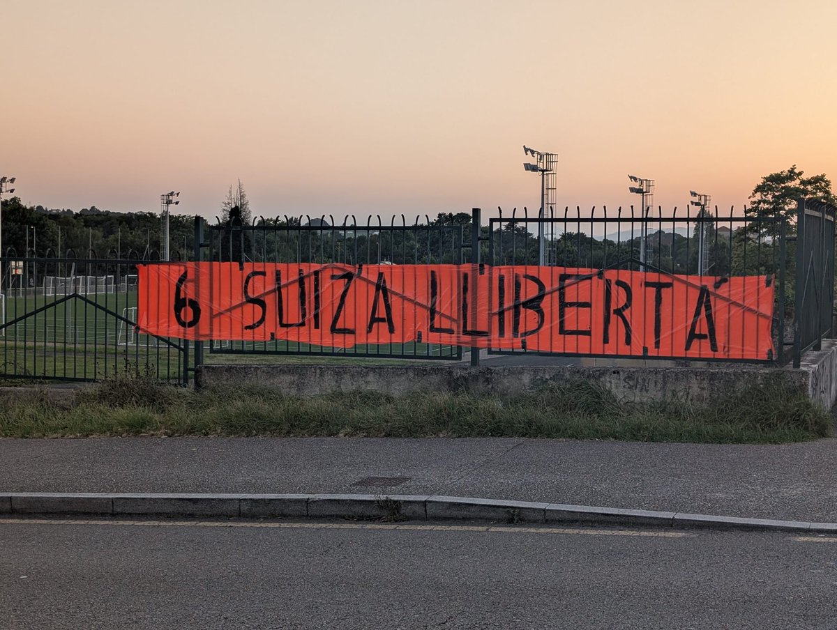 6delaSuiza's tweet image. 🚩 Les 6 de La Suiza lleven yá una selmana en prisión.
✊ Los pidíos de llibertá siguen enllenando les cais.
🗓️ El sábadu marcha de sindicatos fasta la cárcele.
Facer sindicalismu nun ye delitu.
Compañeres, nun tais soles.
¡6 de La Suiza, llibertá!