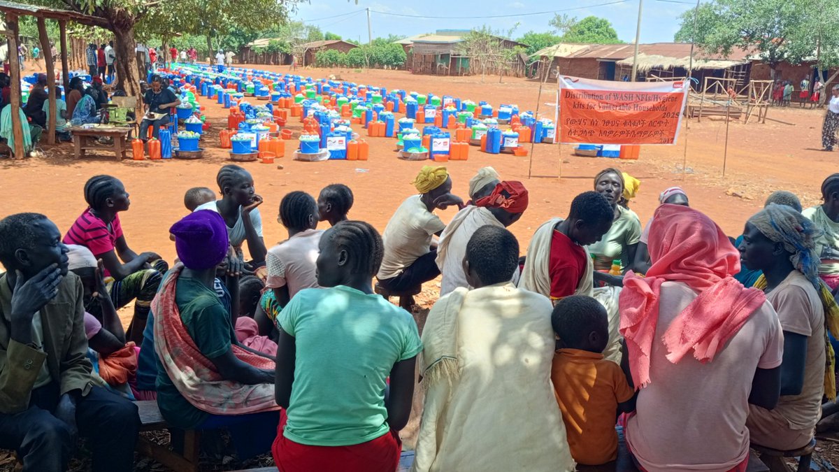 NRC_EAY's tweet image. “We came back to nothing.”
51,000 returnees in Mijyiga, #Ethiopia rebuilt with sticks and hope. We distributed water containers, hygiene kits and soaps to 490 families protecting their health and safety.
#GermanFederalForeignOffice #GFFO 🇩🇪.