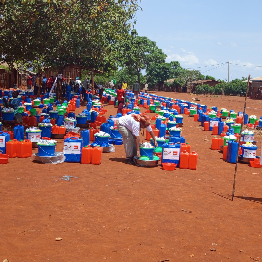 NRC_EAY's tweet image. “We came back to nothing.”
51,000 returnees in Mijyiga, #Ethiopia rebuilt with sticks and hope. We distributed water containers, hygiene kits and soaps to 490 families protecting their health and safety.
#GermanFederalForeignOffice #GFFO 🇩🇪.