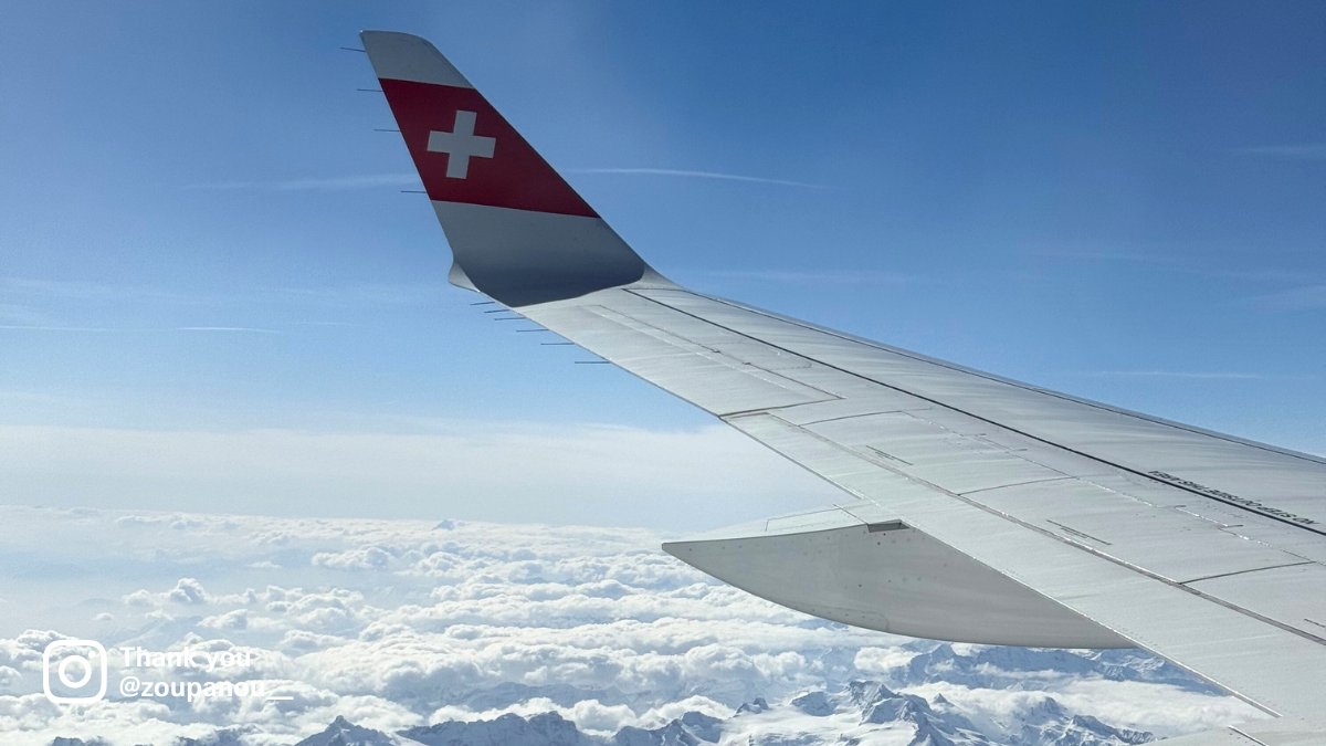 FlySWISS's tweet image. Wing shot with a landscape worth looking twice. What do you prefer from above – ocean or mountains? ✈️🏔️🌊 Share your pictures with #flyswiss for the chance to get featured. #repostsoftheweek #repost